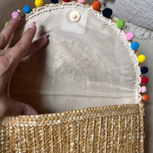 Raffia clutch bag with pompoms - Picture 4 of 5
